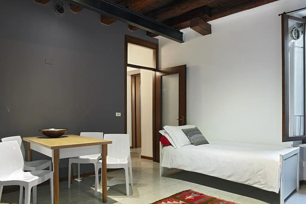 Apartment L'Ospite Appartamenti Verona