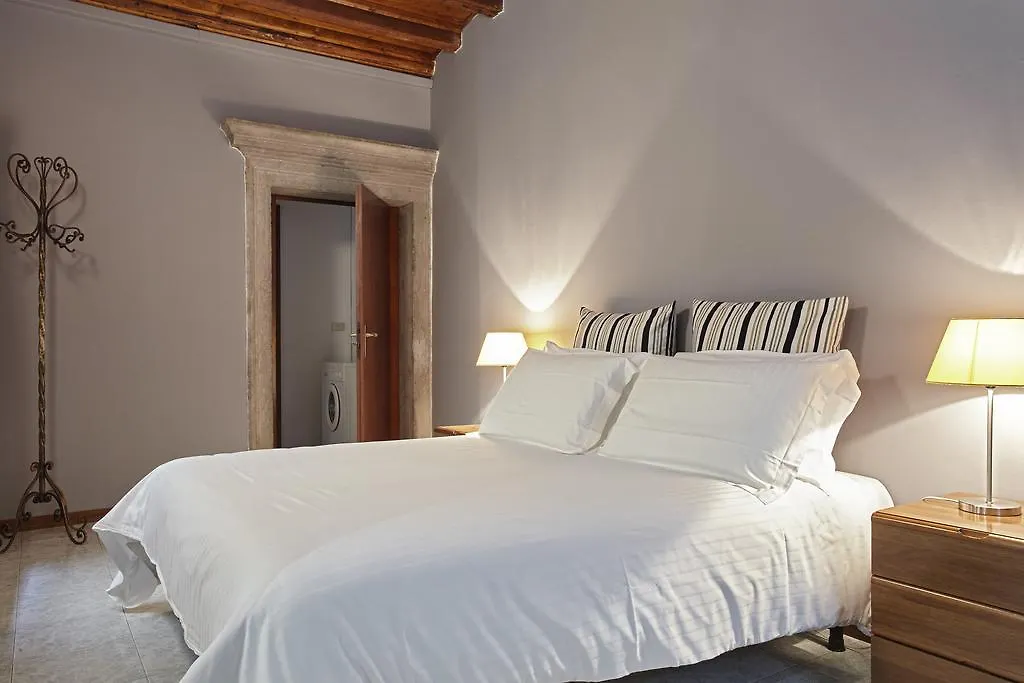 Apartment L'Ospite Appartamenti Verona Italien